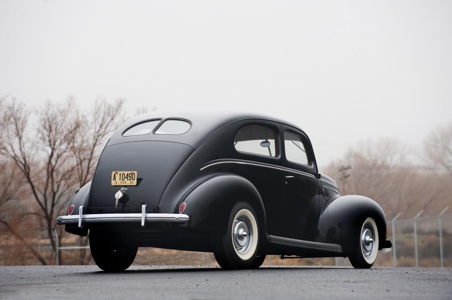  Ford DeLuxe Tudor Sedan 1939 года  (фото 2 из 9)
